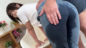 河合陽菜がジーンズ履いたままお漏らし